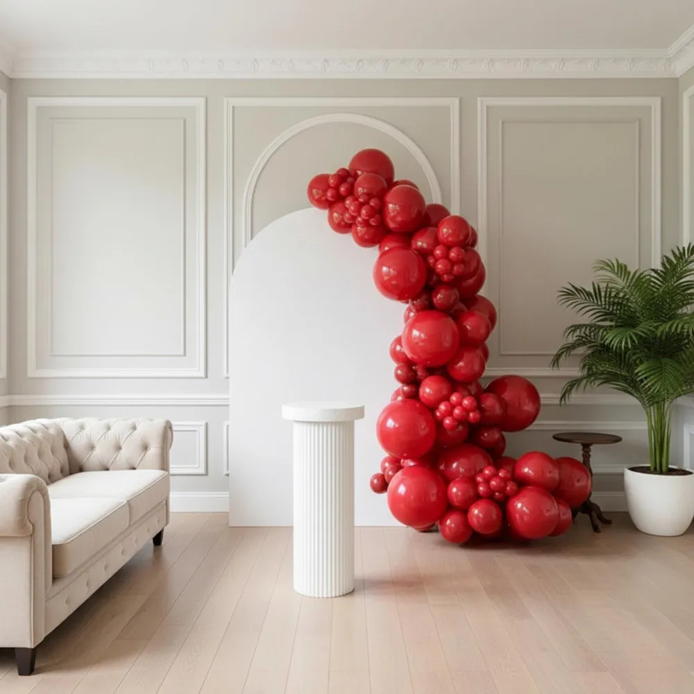 Crimson Red: balloon arch, photo 1